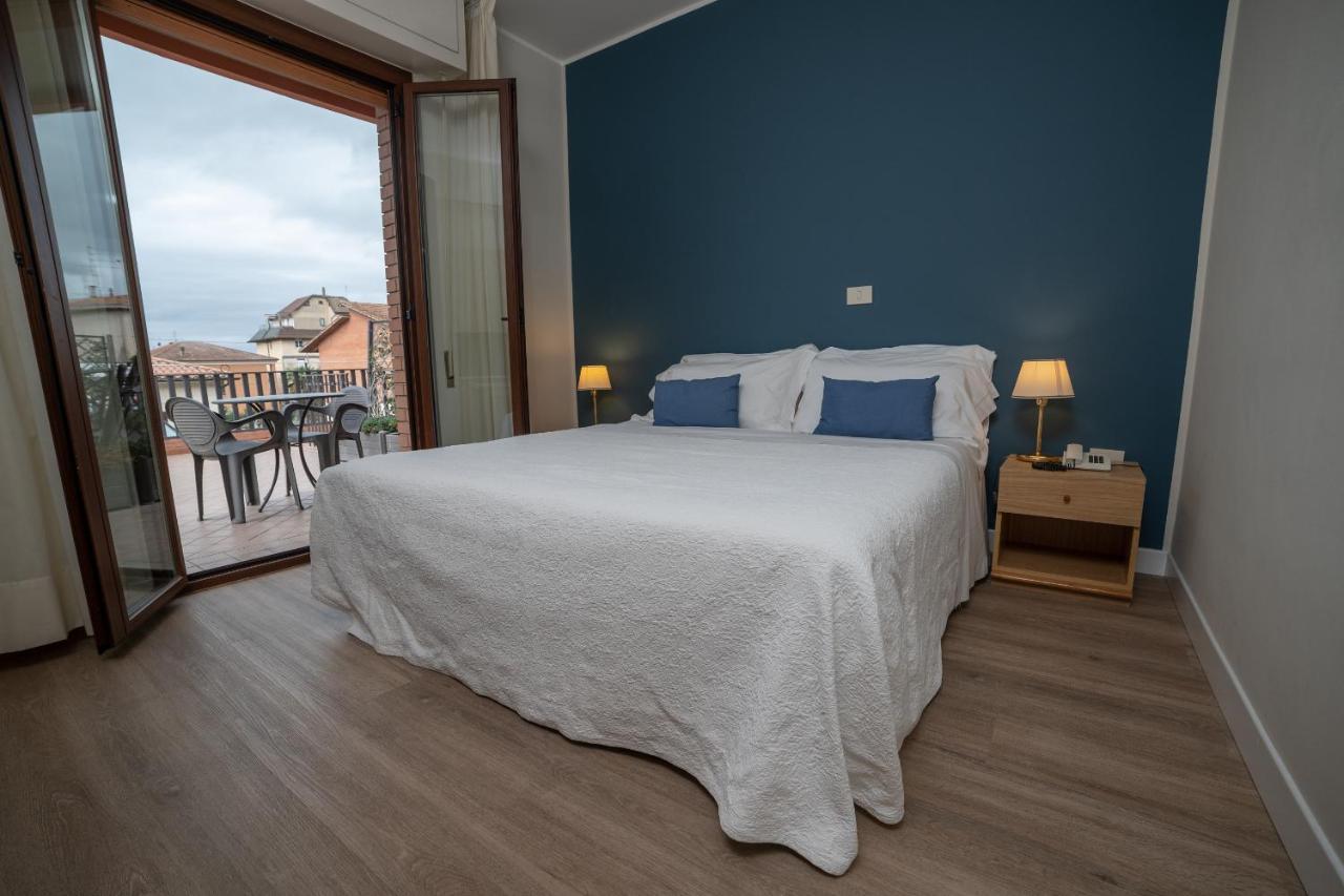 Hotel La Vela ปัสซีญาโน ซุล ตราซีเมโน ภายนอก รูปภาพ